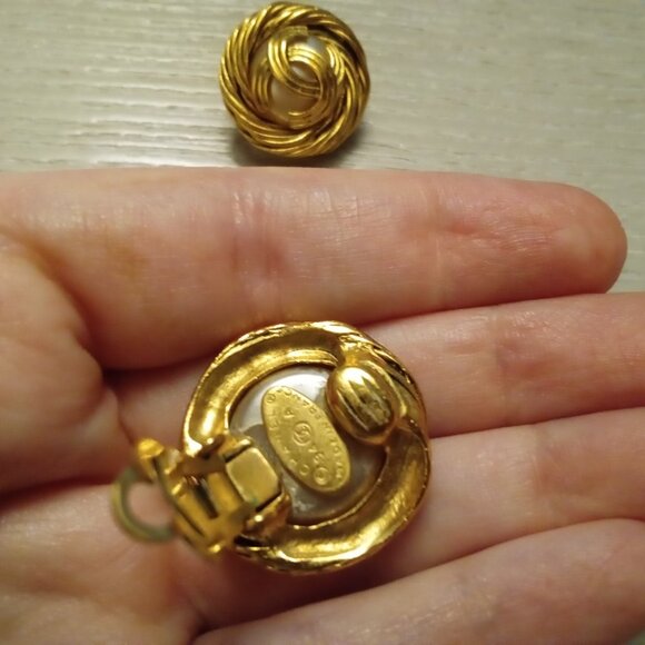 Chanel Vintage Interlocking CC Faux-Pearl Gold Clip On Earrings - Picture 10 of 17